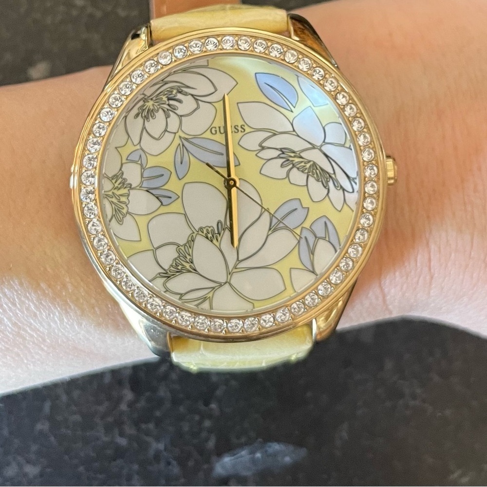 💛Guess watch with rhinestones bezel and genuine leather band (original) ladies